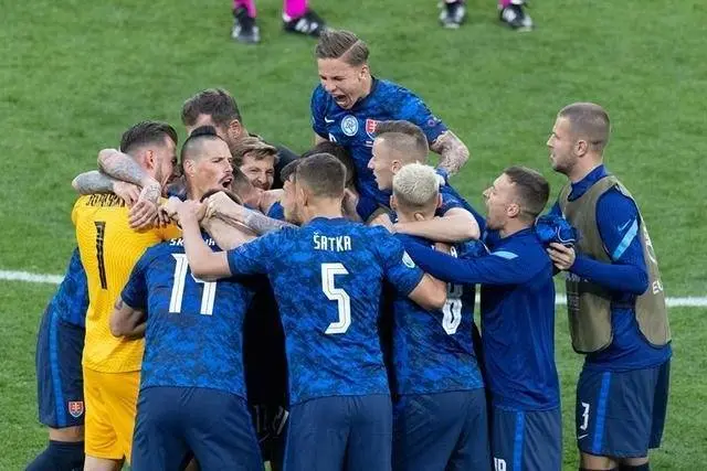 包含欧预赛绝佳表现，球员展现出色技术和团队合作的词条